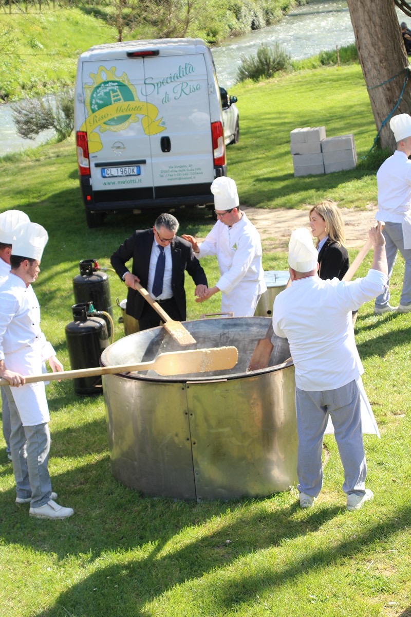 Scheggino celebra il Diamante Nero, frittata al tartufo da record con Elisa Isoardi (foto) 4