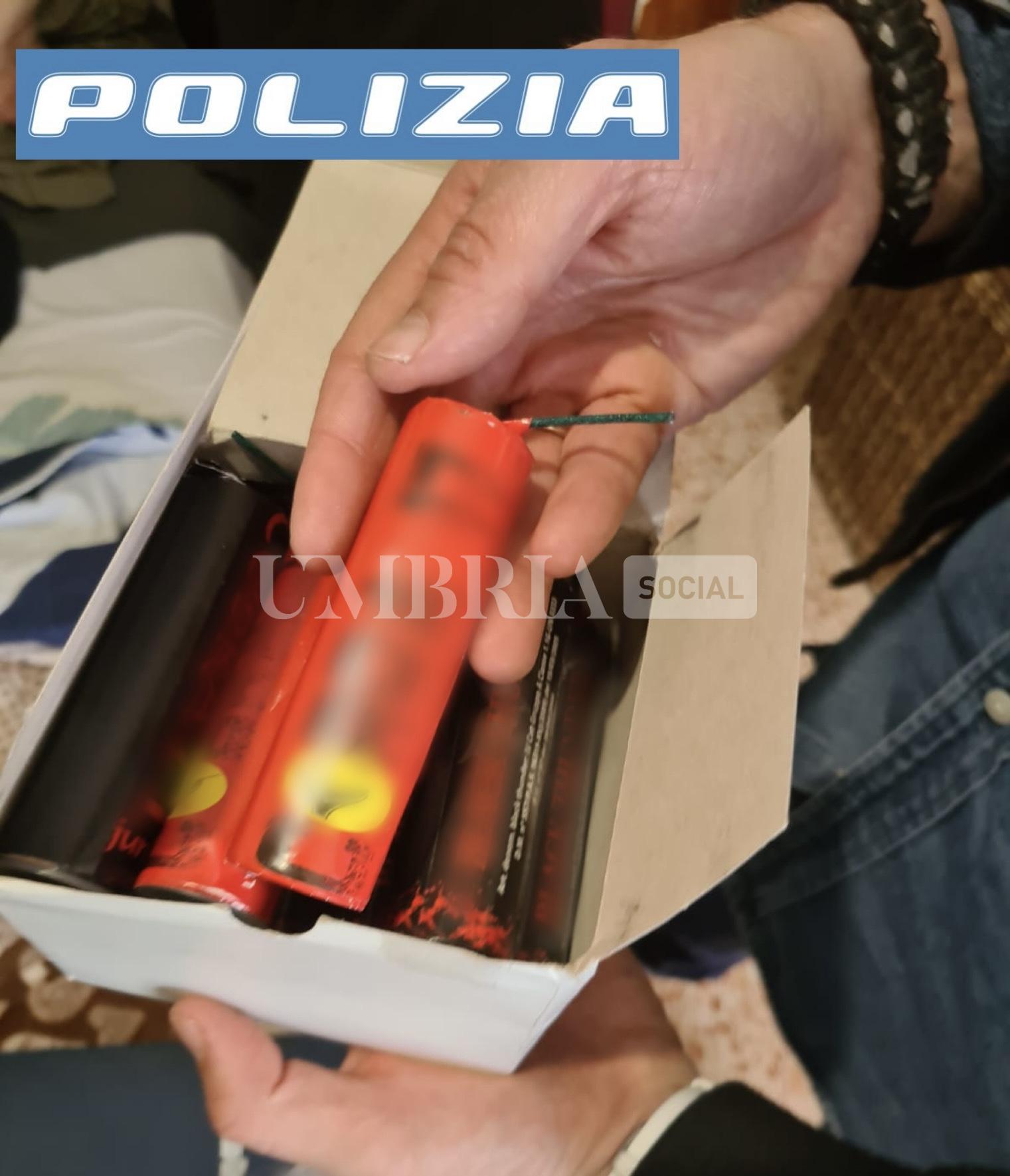 Sorpreso in possesso di 40 petardi senza licenza: 35enne denunciato dalla polizia 3 Sorpreso in possesso di 40 petardi senza licenza: 35enne denunciato dalla polizia 2