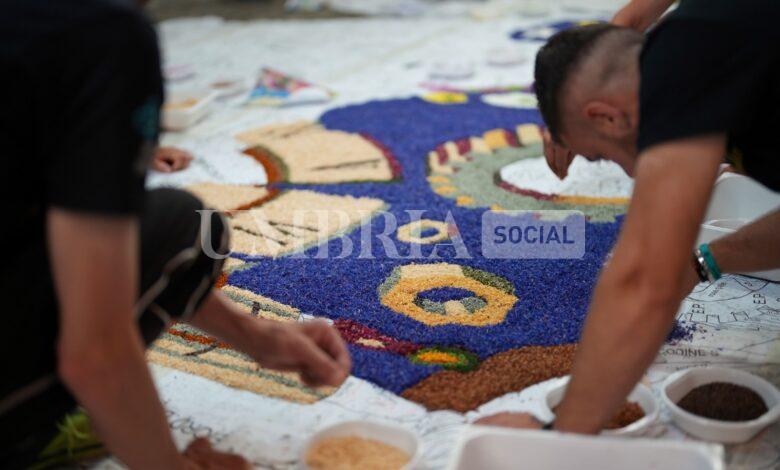 Tutto pronto a Spello per la magia della notte dei fiori: le infiorate del Corpus Domini 2 Tutto pronto a Spello per la magia della notte dei fiori: le infiorate del Corpus Domini 1