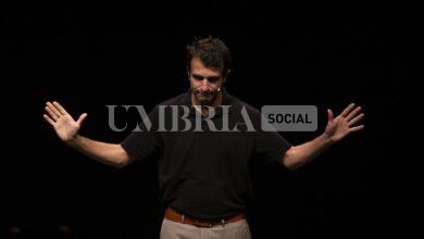 Stagione 23/24 Teatro Excelsior Bettona: gran finale venerdì 10 maggio alle 20.45 con lo spettacolo Cammelli a Barbiana 12 Luigi DElia Cammelli a Barbiana ph Michela Cerini 5 scaled