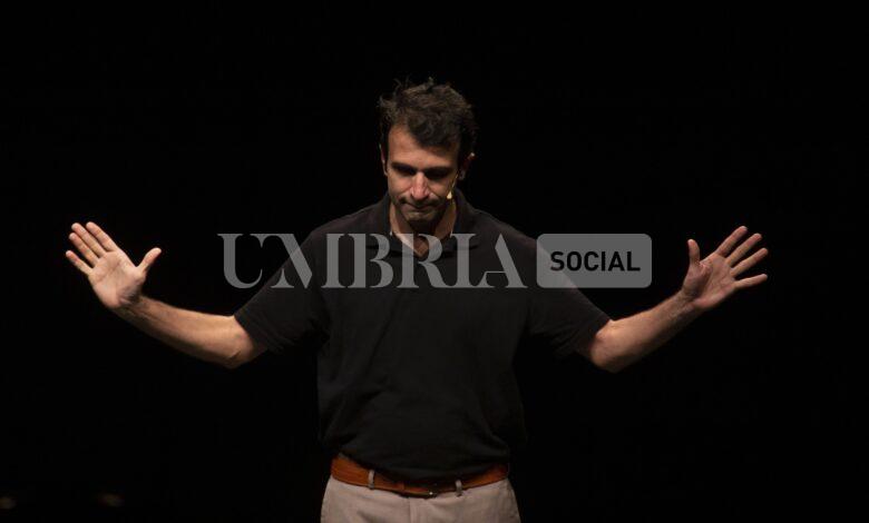 Stagione 23/24 Teatro Excelsior Bettona: gran finale venerdì 10 maggio alle 20.45 con lo spettacolo Cammelli a Barbiana 1 Luigi DElia Cammelli a Barbiana ph Michela Cerini 5 scaled