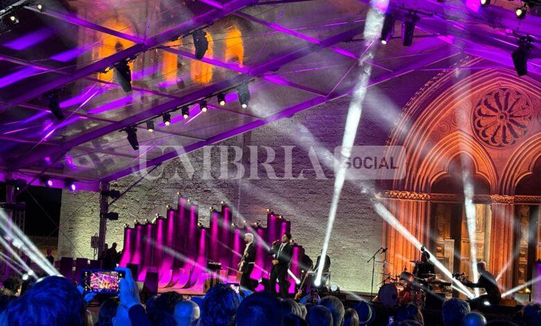 Con il Cuore, successo ad Assisi per la serata di beneficenza condotta da Carlo Conti (foto) 2 Con il Cuore, successo ad Assisi per la serata di beneficenza condotta da Carlo Conti (foto) 1