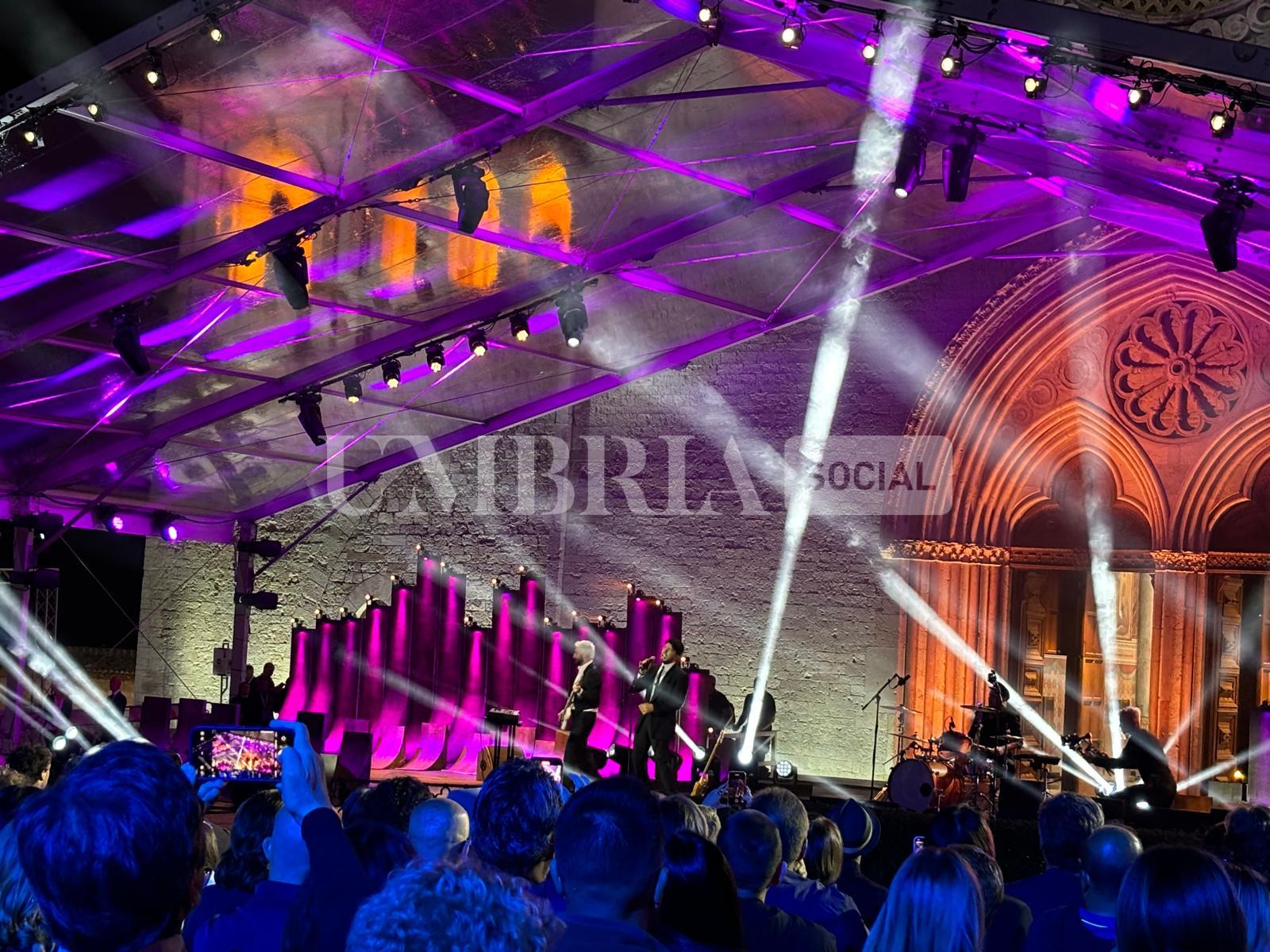 Con il Cuore, successo ad Assisi per la serata di beneficenza condotta da Carlo Conti (foto) 8 Con il Cuore, successo ad Assisi per la serata di beneficenza condotta da Carlo Conti (foto) 7