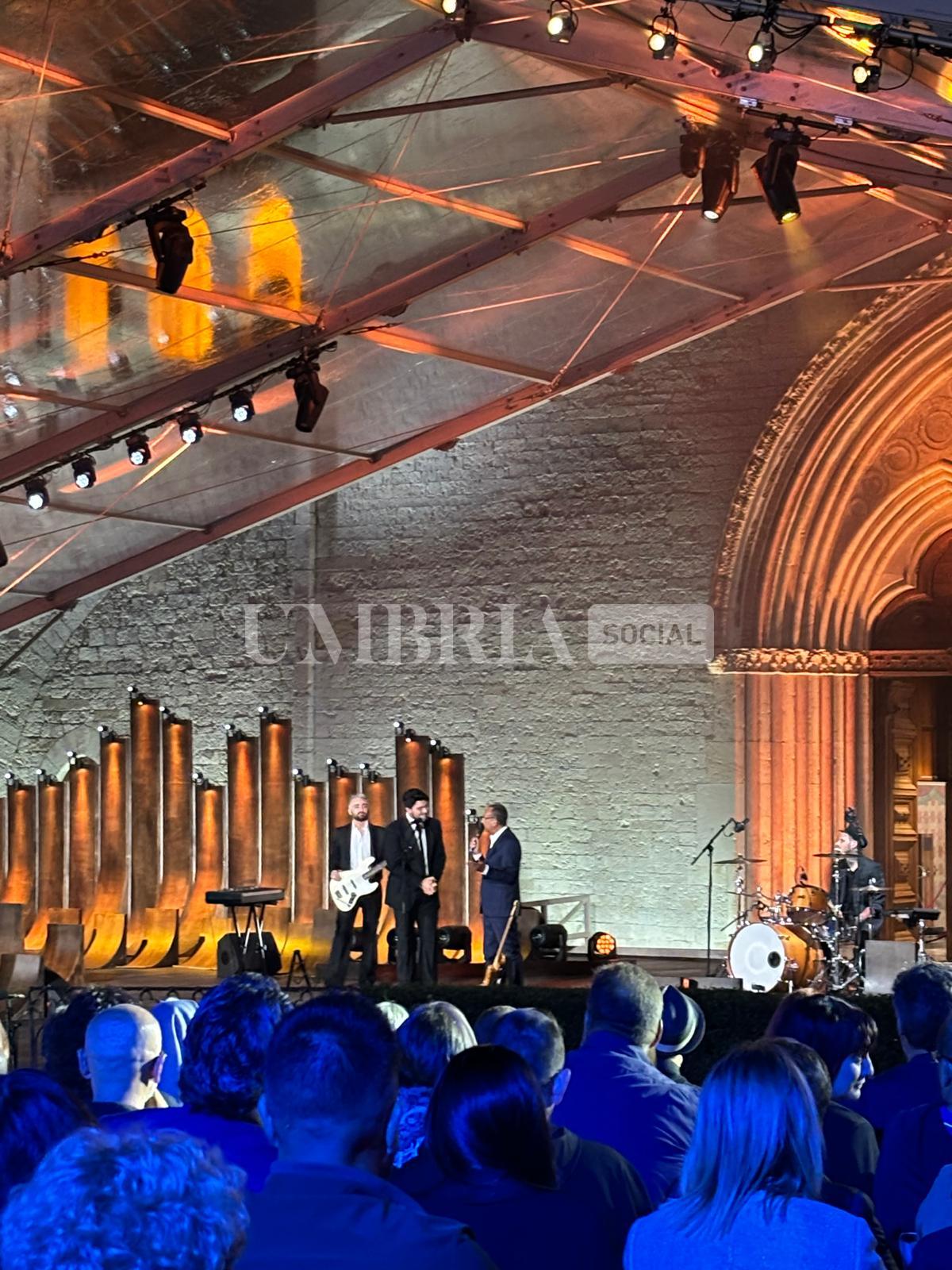 Con il Cuore, successo ad Assisi per la serata di beneficenza condotta da Carlo Conti (foto) 10 Con il Cuore, successo ad Assisi per la serata di beneficenza condotta da Carlo Conti (foto) 9