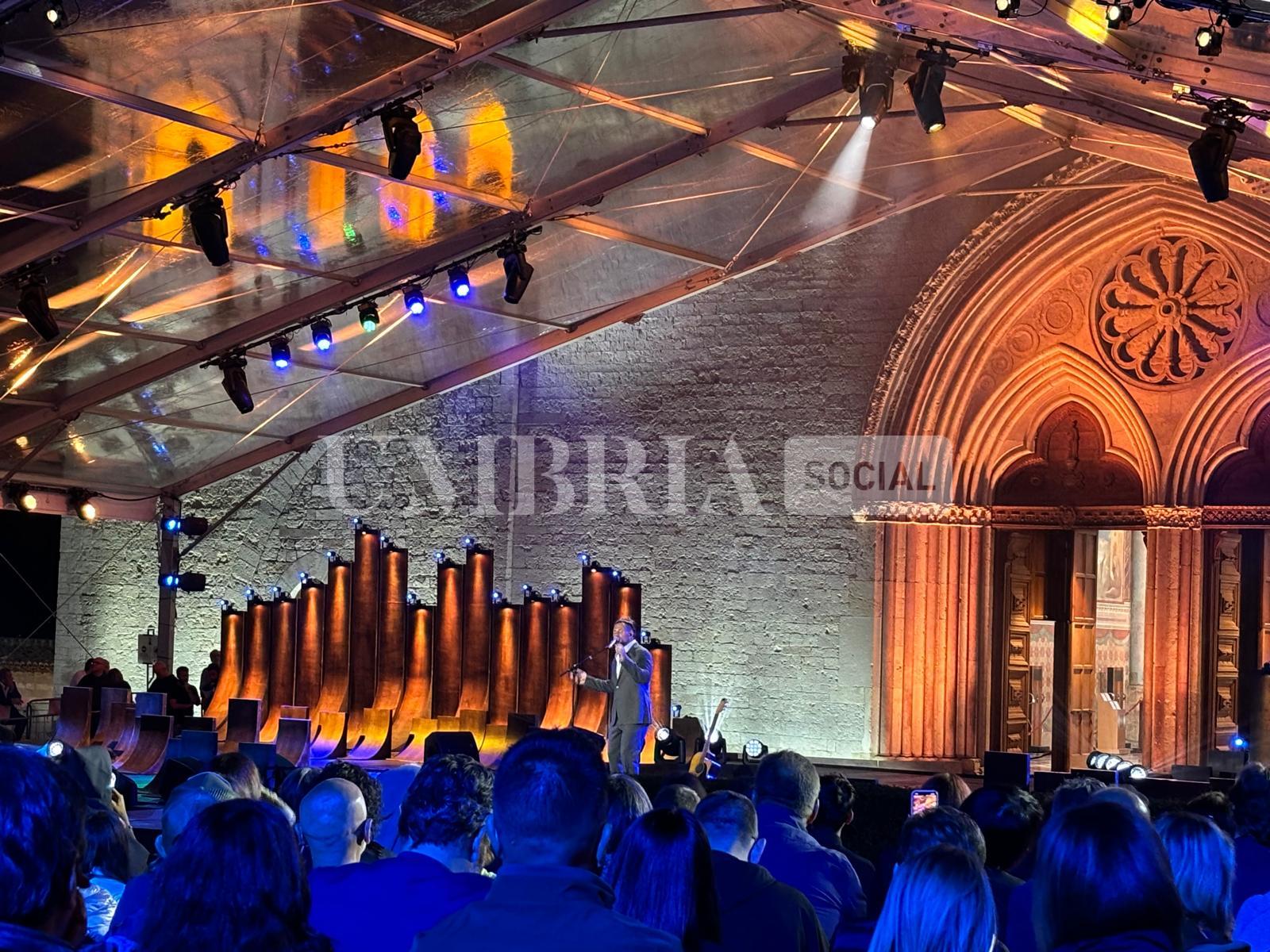 Con il Cuore, successo ad Assisi per la serata di beneficenza condotta da Carlo Conti (foto) 16 Con il Cuore, successo ad Assisi per la serata di beneficenza condotta da Carlo Conti (foto) 15