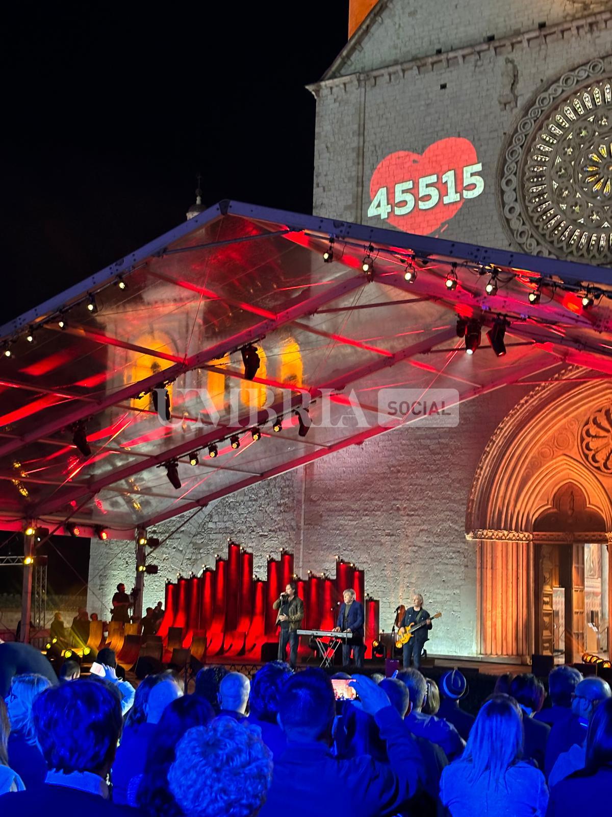 Con il Cuore, successo ad Assisi per la serata di beneficenza condotta da Carlo Conti (foto) 4 Con il Cuore, successo ad Assisi per la serata di beneficenza condotta da Carlo Conti (foto) 3