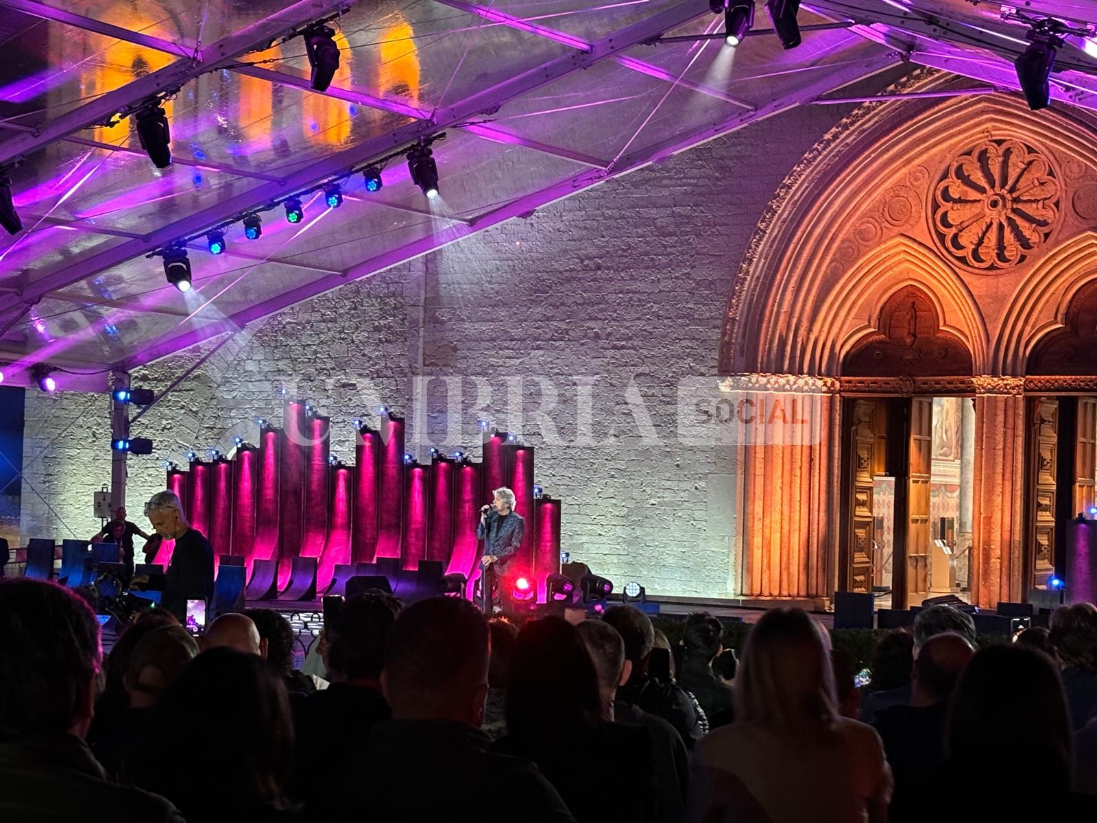 Con il Cuore, successo ad Assisi per la serata di beneficenza condotta da Carlo Conti (foto) 22 Con il Cuore, successo ad Assisi per la serata di beneficenza condotta da Carlo Conti (foto) 21