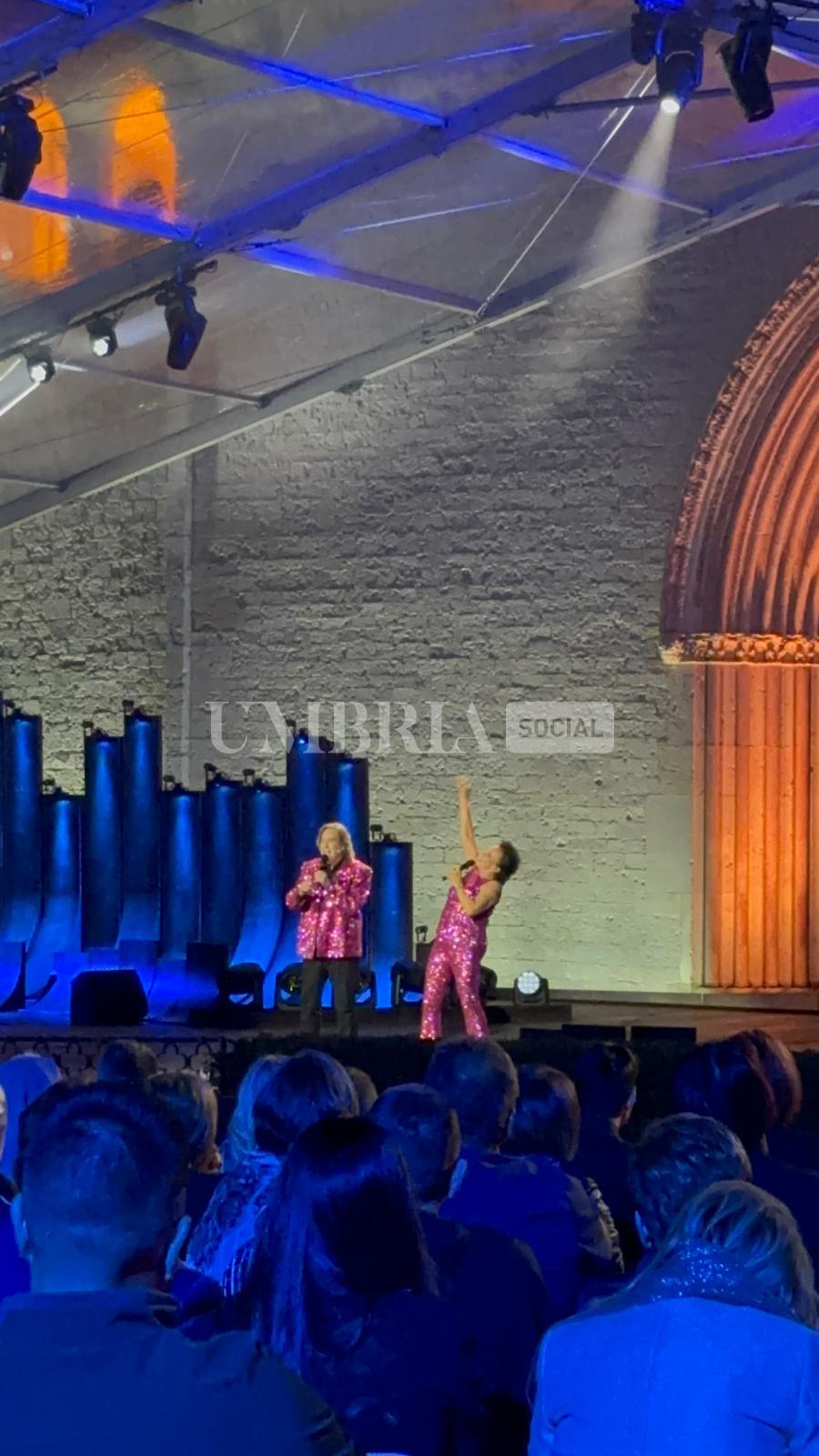 Con il Cuore, successo ad Assisi per la serata di beneficenza condotta da Carlo Conti (foto) 24 Con il Cuore, successo ad Assisi per la serata di beneficenza condotta da Carlo Conti (foto) 23