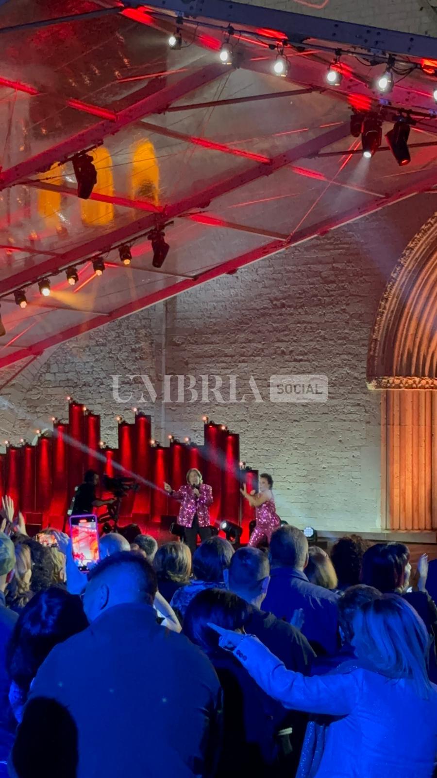 Con il Cuore, successo ad Assisi per la serata di beneficenza condotta da Carlo Conti (foto) 26 Con il Cuore, successo ad Assisi per la serata di beneficenza condotta da Carlo Conti (foto) 25