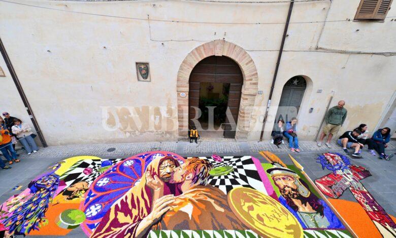 Infiorate di Spello 2024, primo posto assoluto per “Il bacio di Giuda” del gruppo “San Felice” (foto) 1 Infiorate Spello 2024