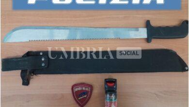 Perugia, minaccia il titolare di un bar con un coltello, un machete e spray al peperoncino: denunciato 16