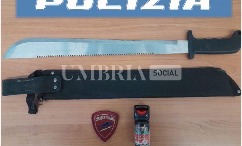 Perugia, minaccia il titolare di un bar con un coltello, un machete e spray al peperoncino: denunciato 2 Perugia, minaccia il titolare di un bar con un coltello, un machete e spray al peperoncino: denunciato 1