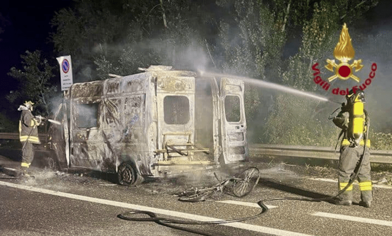 Todi, camper divorato dalle fiamme sulla E45: nessun ferito 1