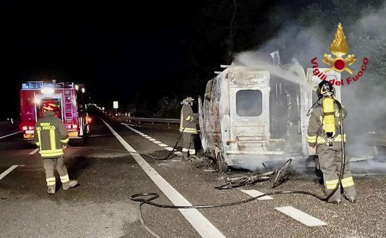 Todi, camper divorato dalle fiamme sulla E45: nessun ferito 3