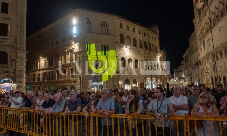Successo per il concerto della Big Band dell’Esercito in piazza IV Novembre per l'anteprima di Umbria Jazz (foto) 2 Successo per il concerto della Big Band dell’Esercito in piazza IV Novembre per l'anteprima di Umbria Jazz (foto) 1