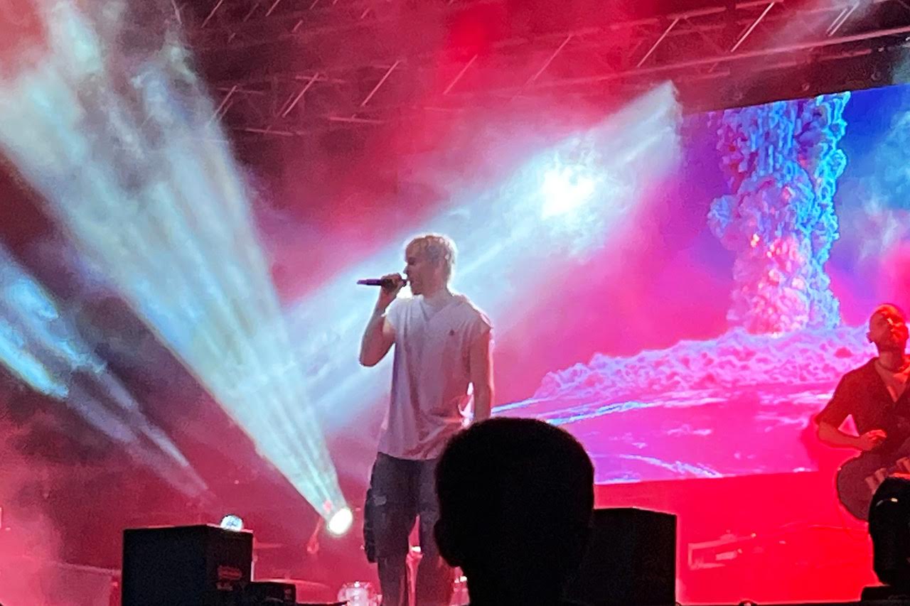 Mr. Rain incanta il pubblico di Assisi con un concerto emozionante alla Rocca Maggiore (foto) 8 Mr. Rain incanta il pubblico di Assisi con un concerto emozionante alla Rocca Maggiore (foto) 7