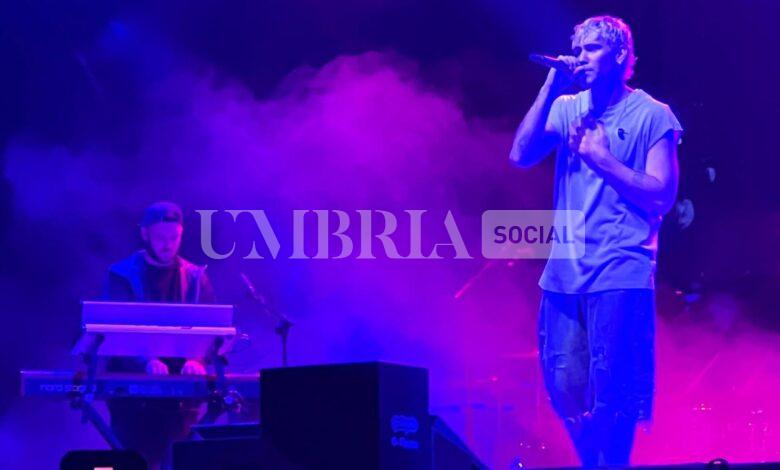 Mr. Rain incanta il pubblico di Assisi con un concerto emozionante alla Rocca Maggiore (foto) 2 Mr. Rain incanta il pubblico di Assisi con un concerto emozionante alla Rocca Maggiore (foto) 1