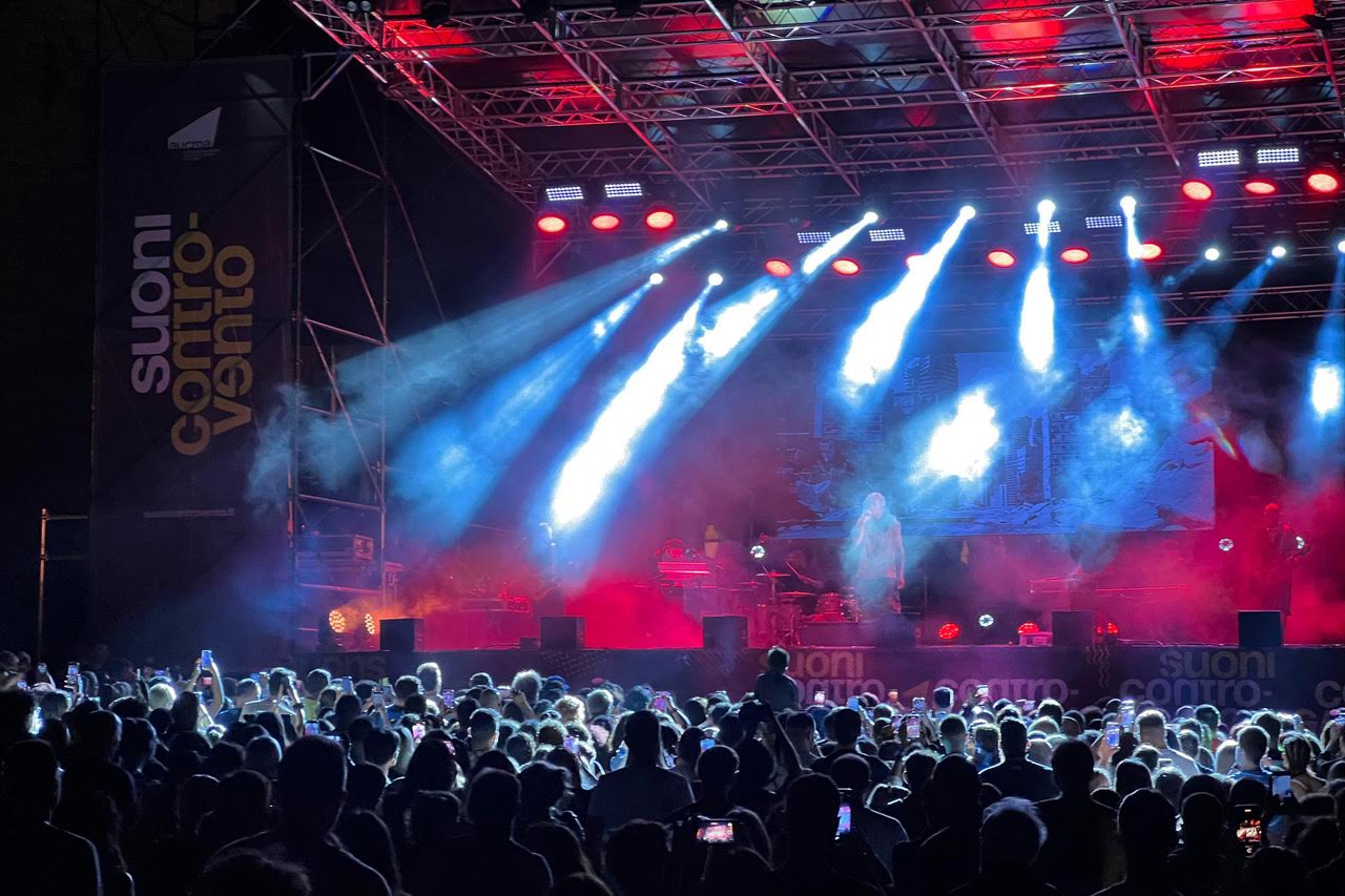 Mr. Rain incanta il pubblico di Assisi con un concerto emozionante alla Rocca Maggiore (foto) 18 Mr. Rain incanta il pubblico di Assisi con un concerto emozionante alla Rocca Maggiore (foto) 17