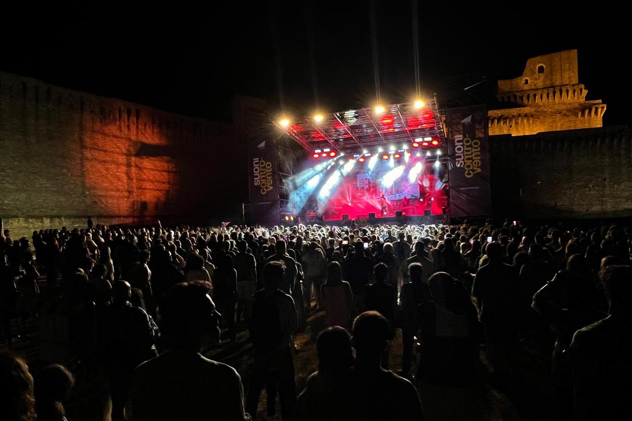 Mr. Rain incanta il pubblico di Assisi con un concerto emozionante alla Rocca Maggiore (foto) 20 Mr. Rain incanta il pubblico di Assisi con un concerto emozionante alla Rocca Maggiore (foto) 19