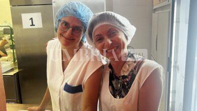 Stefania Proietti felice e sorridente “cuoca” in cucina nella sua Costa di Trex (foto) 4 Stefania Proietti felice e sorridente “cuoca” in cucina nella sua Costa di Trex (foto) 3