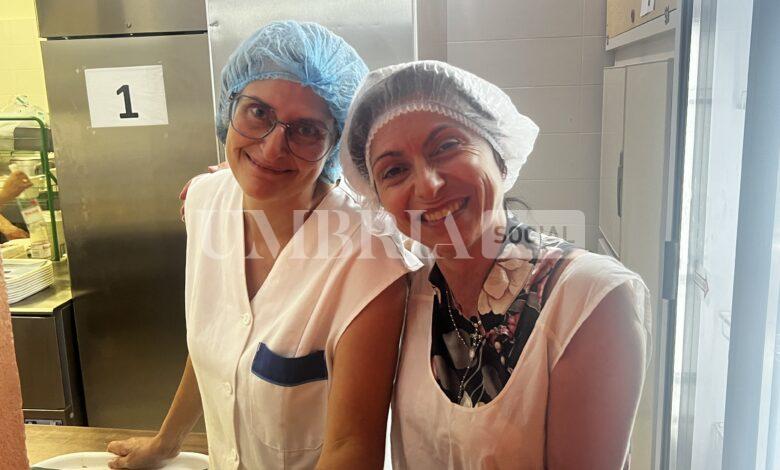 Stefania Proietti felice e sorridente “cuoca” in cucina nella sua Costa di Trex (foto) 2 Stefania Proietti felice e sorridente “cuoca” in cucina nella sua Costa di Trex (foto) 1
