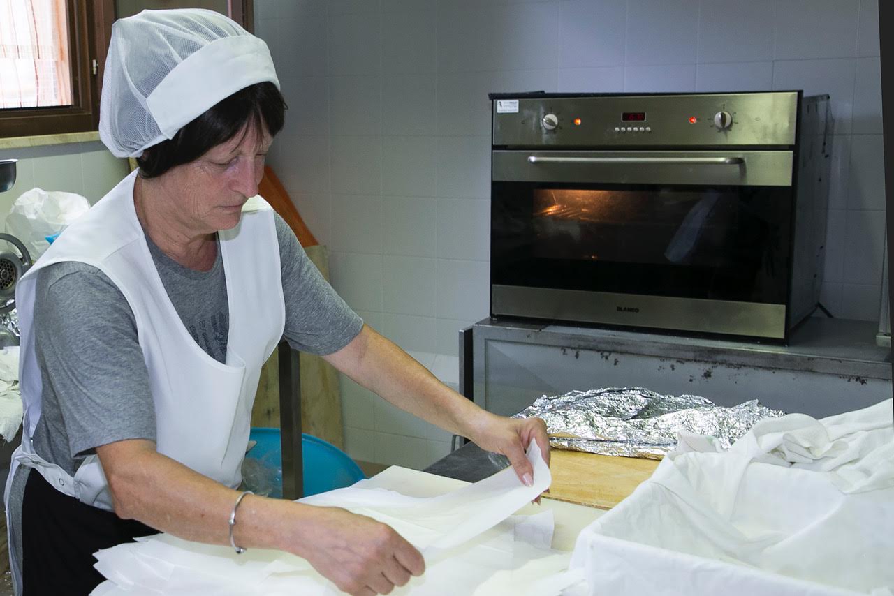 Stefania Proietti felice e sorridente “cuoca” in cucina nella sua Costa di Trex (foto) 12 Stefania Proietti felice e sorridente “cuoca” in cucina nella sua Costa di Trex (foto) 11