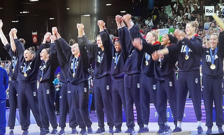 L’Italia del volley femminile scrive la storia: 3-0 dominante agli USA e medaglia d’oro alle Olimpiadi 2 L’Italia del volley femminile scrive la storia: 3-0 dominante agli USA e medaglia d’oro alle Olimpiadi 1