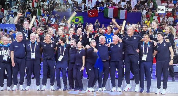 L’Italia del volley femminile scrive la storia: 3-0 dominante agli USA e medaglia d’oro alle Olimpiadi 3