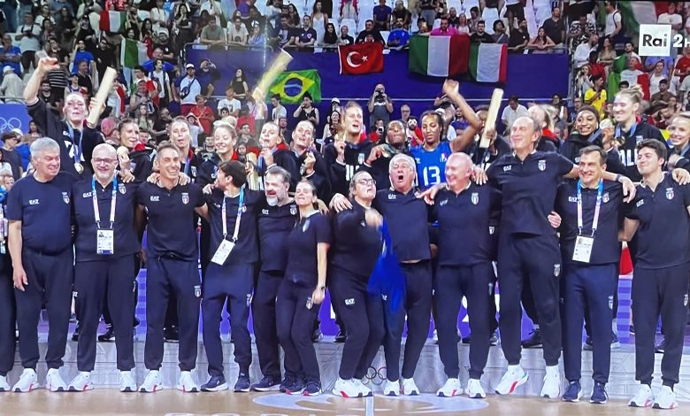 Italvolley femminile, nel trionfo olimpico due allenatori che a Perugia vinsero tutto: Barbolini e Bernardi 2 Italvolley femminile, nel trionfo olimpico due allenatori che a Perugia vinsero tutto: Barbolini e Bernardi 1