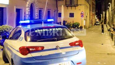 Tavola di legno in fronte ai poliziotti con calci e pugni in centro a Perugia: denunciato 34enne 34