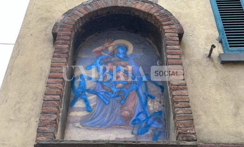 Graffiti blu sulla Madonnina dell'edicola votiva, sconcerto a Umbertide 2 Graffiti blu sulla Madonnina dell'edicola votiva, sconcerto a Umbertide 1