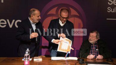 Francesco Guccini riceve la patente di matto onorario di Gubbio al Festival del Medioevo 10 Francesco Guccini riceve la patente di matto onorario di Gubbio al Festival del Medioevo 9