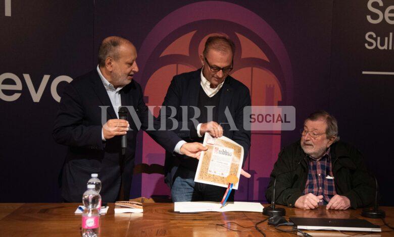 Francesco Guccini riceve la patente di matto onorario di Gubbio al Festival del Medioevo 2 Francesco Guccini riceve la patente di matto onorario di Gubbio al Festival del Medioevo 1