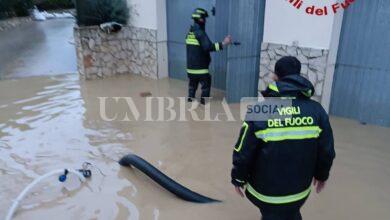 Maltempo, notte di lavoro per i vigili del fuoco: Montone isolato per alcune ore 6 Maltempo, notte di lavoro per i vigili del fuoco: Montone isolato per alcune ore 5