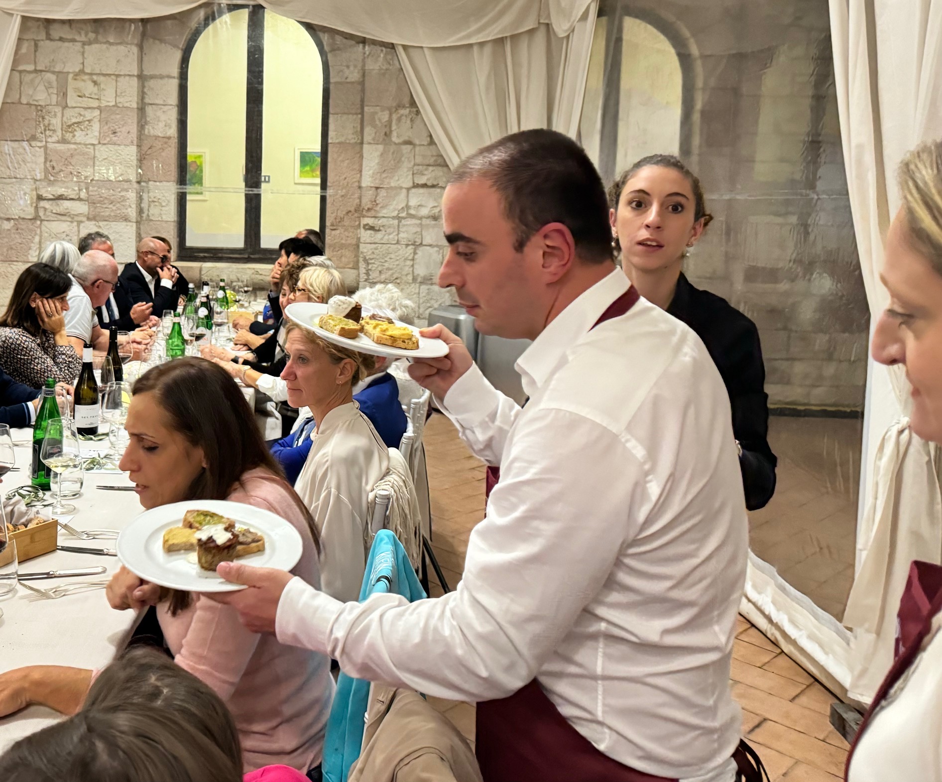 G7 Inclusione e Disabilità, i ragazzi del Serafico preparano pane e dolci alla cena dedicata a chi sostiene il loro percorso (foto) 3