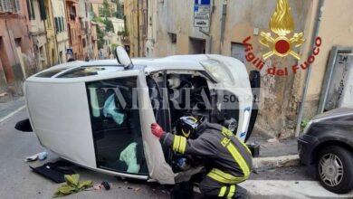 Auto vola giù dal parapetto a Perugia, una persona in ospedale (foto) 17