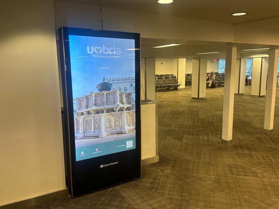 Immagini dagli aeroporti JFK di New York, Los Angeles, Francoforte. Agabiti: “Umbria modello e brand riconosciuto nel mondo” (foto) 4 Immagini dagli aeroporti JFK di New York, Los Angeles, Francoforte. Agabiti: “Umbria modello e brand riconosciuto nel mondo” (foto) 3