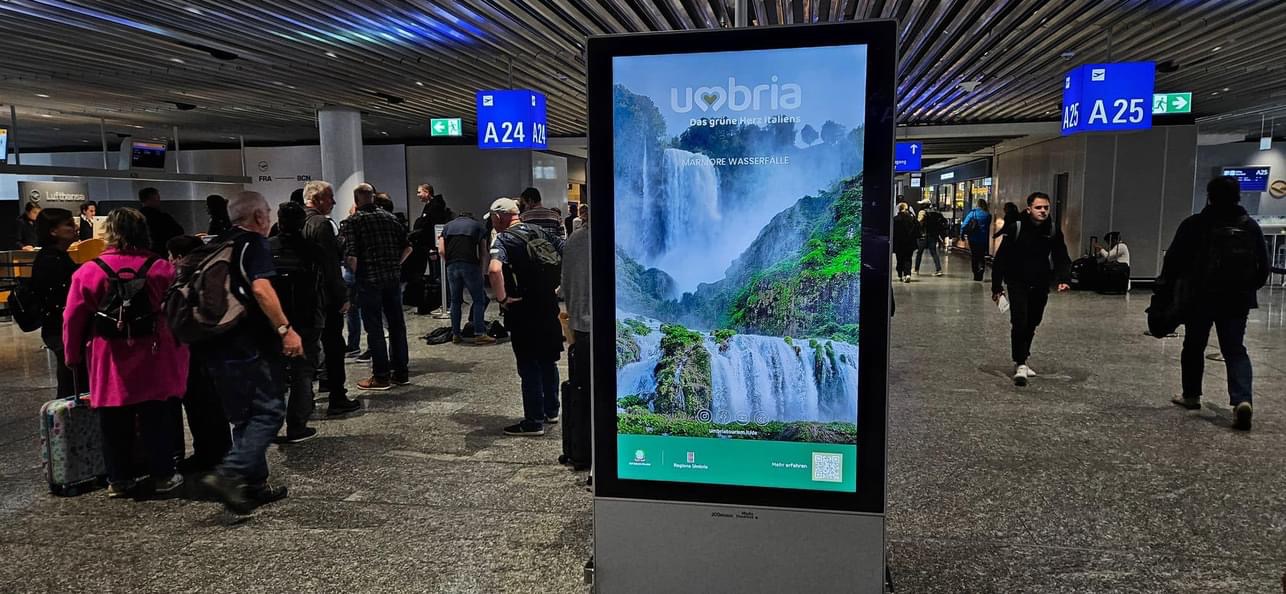 Immagini dagli aeroporti JFK di New York, Los Angeles, Francoforte. Agabiti: “Umbria modello e brand riconosciuto nel mondo” (foto) 20 Immagini dagli aeroporti JFK di New York, Los Angeles, Francoforte. Agabiti: “Umbria modello e brand riconosciuto nel mondo” (foto) 19