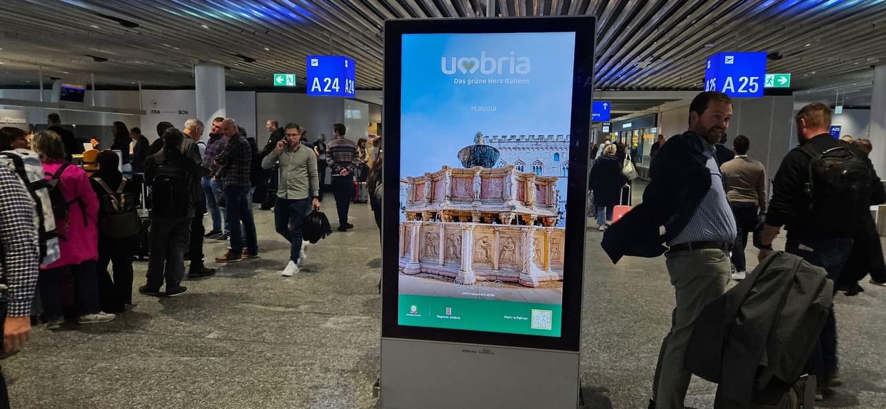 Immagini dagli aeroporti JFK di New York, Los Angeles, Francoforte. Agabiti: “Umbria modello e brand riconosciuto nel mondo” (foto) 24 Immagini dagli aeroporti JFK di New York, Los Angeles, Francoforte. Agabiti: “Umbria modello e brand riconosciuto nel mondo” (foto) 23