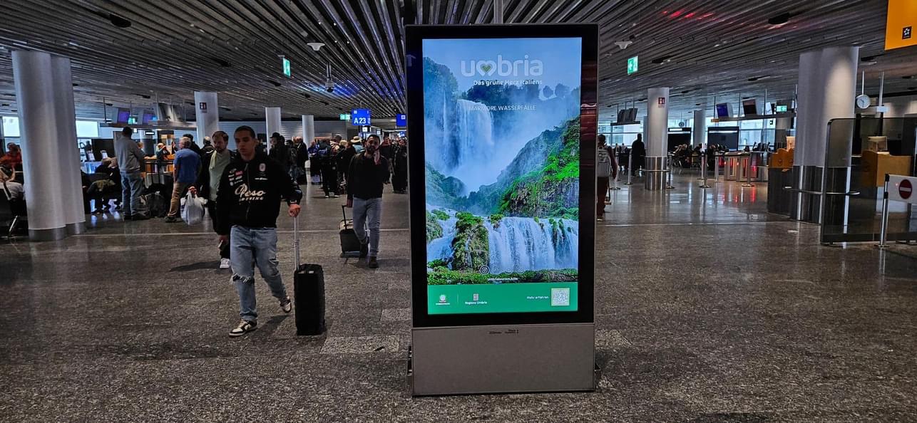 Immagini dagli aeroporti JFK di New York, Los Angeles, Francoforte. Agabiti: “Umbria modello e brand riconosciuto nel mondo” (foto) 30 Immagini dagli aeroporti JFK di New York, Los Angeles, Francoforte. Agabiti: “Umbria modello e brand riconosciuto nel mondo” (foto) 29