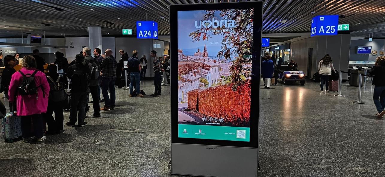 Immagini dagli aeroporti JFK di New York, Los Angeles, Francoforte. Agabiti: “Umbria modello e brand riconosciuto nel mondo” (foto) 32 Immagini dagli aeroporti JFK di New York, Los Angeles, Francoforte. Agabiti: “Umbria modello e brand riconosciuto nel mondo” (foto) 31