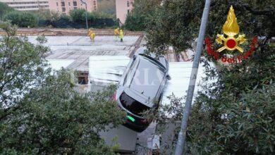 Esce di strada e dopo un volo di tre metri finisce con l’auto sopra a un cantiere: illeso (foto) 24