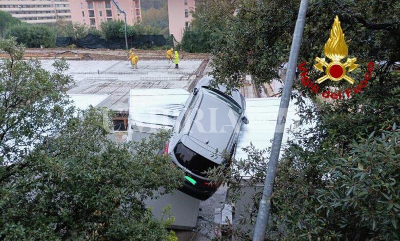 Esce di strada e dopo un volo di tre metri finisce con l’auto sopra a un cantiere: illeso (foto) 2 Esce di strada e dopo un volo di tre metri finisce con l’auto sopra a un cantiere: illeso (foto) 1