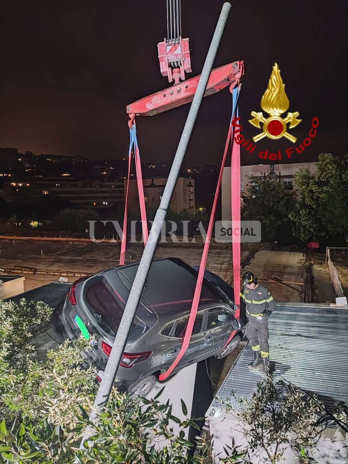 Esce di strada e dopo un volo di tre metri finisce con l’auto sopra a un cantiere: illeso (foto) 5