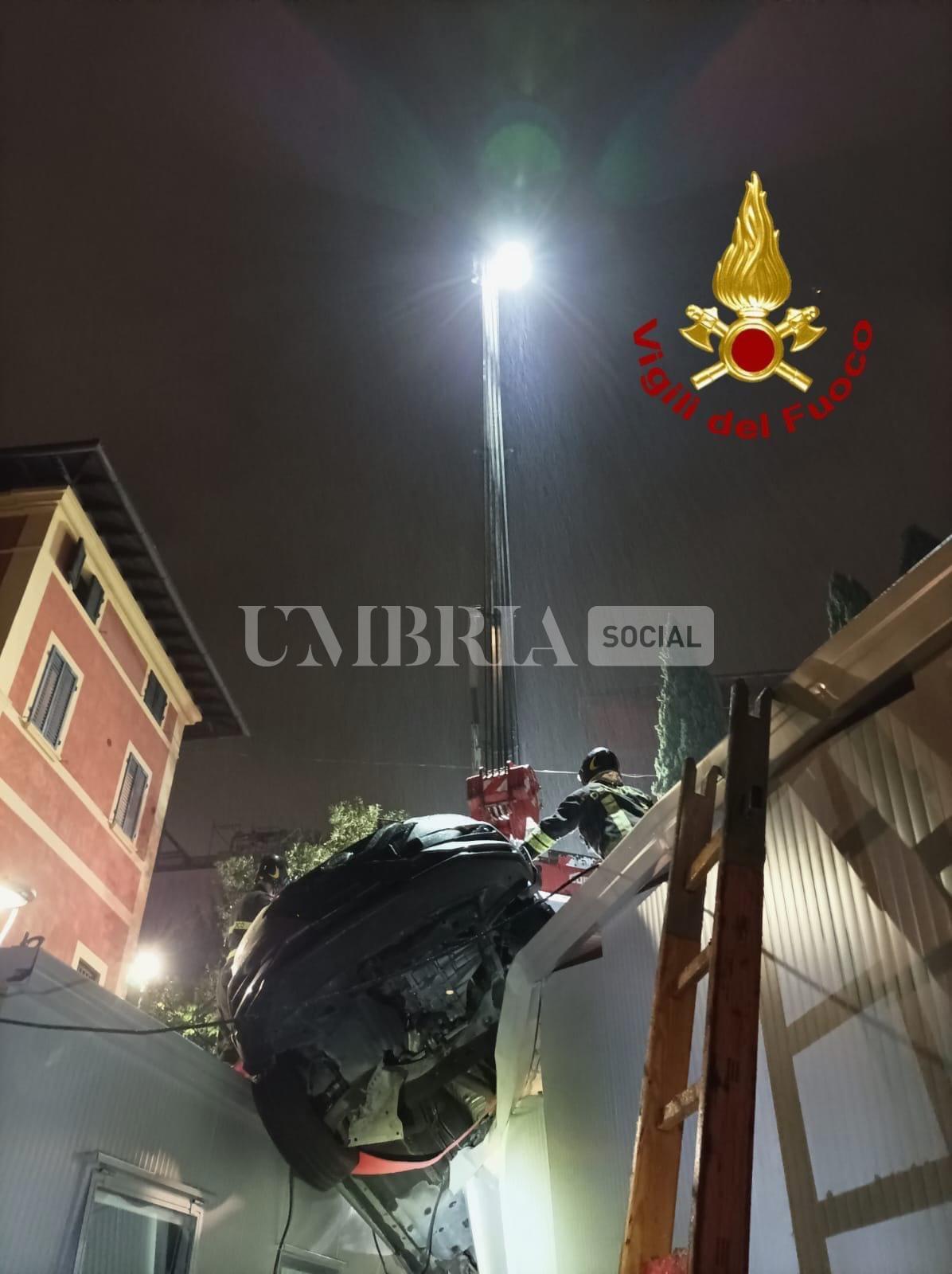 Esce di strada e dopo un volo di tre metri finisce con l’auto sopra a un cantiere: illeso (foto) 3