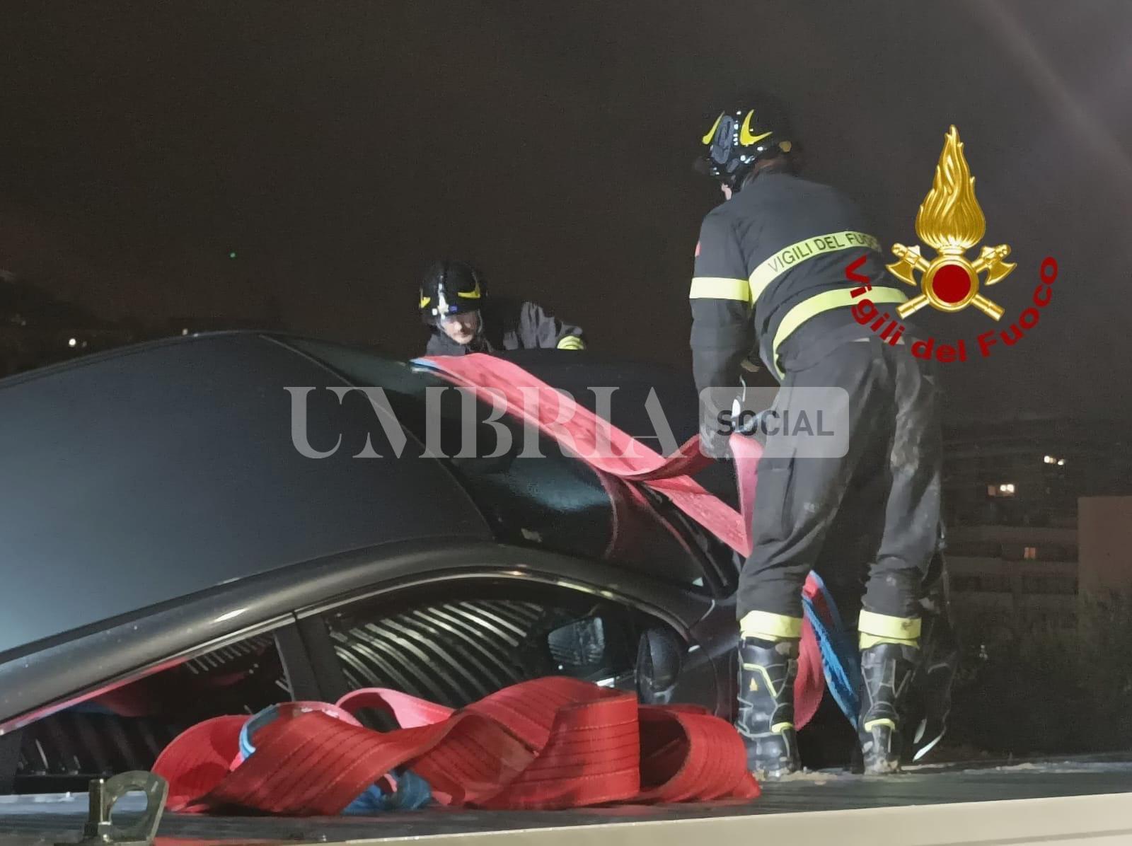 Esce di strada e dopo un volo di tre metri finisce con l’auto sopra a un cantiere: illeso (foto) 7