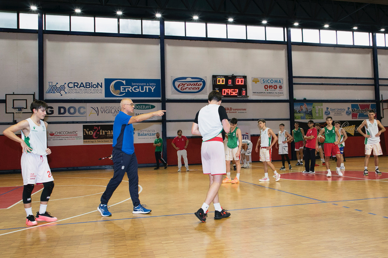 Tanti giovani a Ponte San Giovanni per “Ogni Regione Conta”, progetto della Federazione Italiana Pallacanestro (foto+video) 32 Tanti giovani a Ponte San Giovanni per “Ogni Regione Conta”, progetto della Federazione Italiana Pallacanestro (foto+video) 31