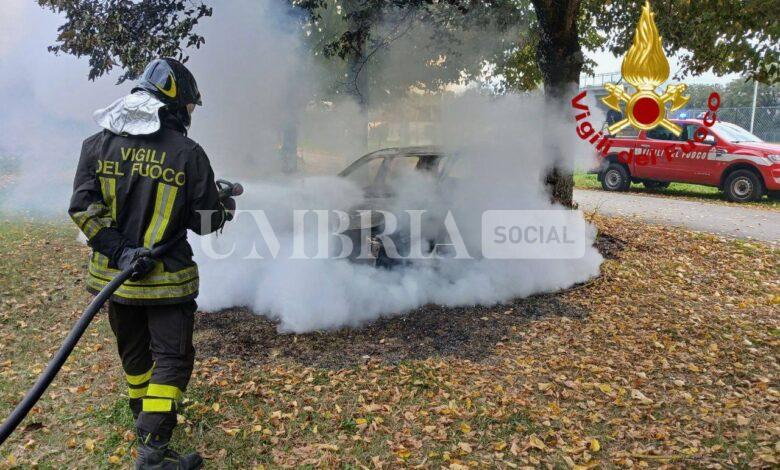 Muore carbonizzato nell'auto in fiamme: tragedia al campo sportivo di Pietrafitta 2 Muore carbonizzato nell'auto in fiamme: tragedia al campo sportivo di Pietrafitta 1