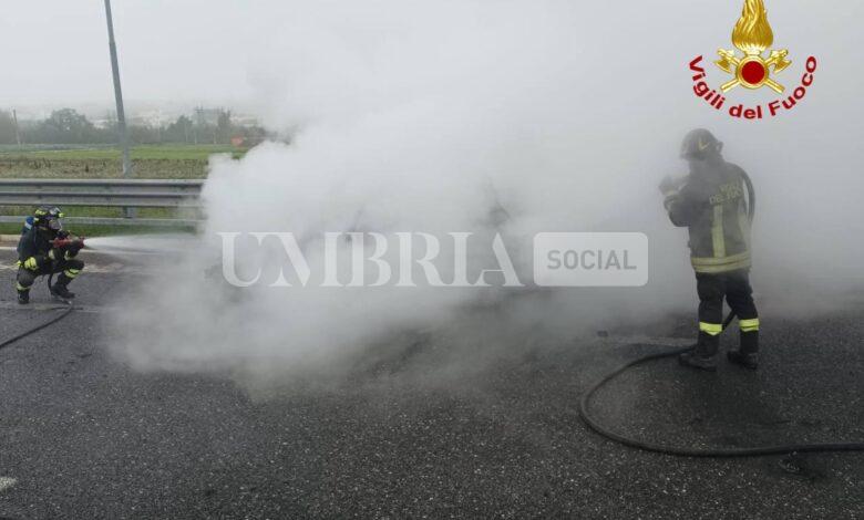 Auto a fuoco sulla Flaminia, chiusura e disagi al traffico (VIDEO) 2 Auto a fuoco sulla Flaminia, chiusura e disagi al traffico (VIDEO) 1