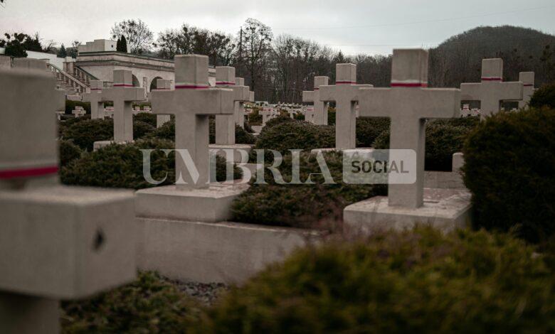 Riti satanici e vilipendio di tombe in un cimitero a San Giustino: denunciati in tre 2 Riti satanici e vilipendio di tombe in un cimitero a San Giustino: denunciati in tre 1